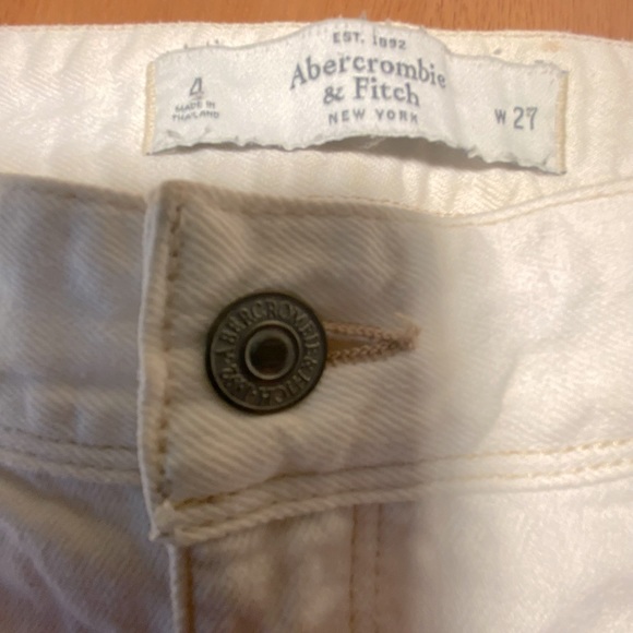 Abercrombie & Fitch New York White Cut Offs Size 4 - Picture 4 of 6